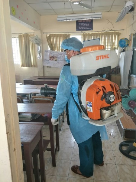 Tiến hành vệ sinh sát khuẩn trong Trường Tiểu học Lương Định Của (Quận 3, TP.HCM)