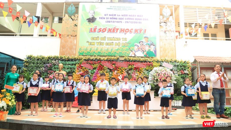 Thầy cô và học trò trường Lương Định Của kết thúc HK 1 trước thời điểm bùng phát dịch bệnh COVID-19 (Ảnh: Hòa Bình)