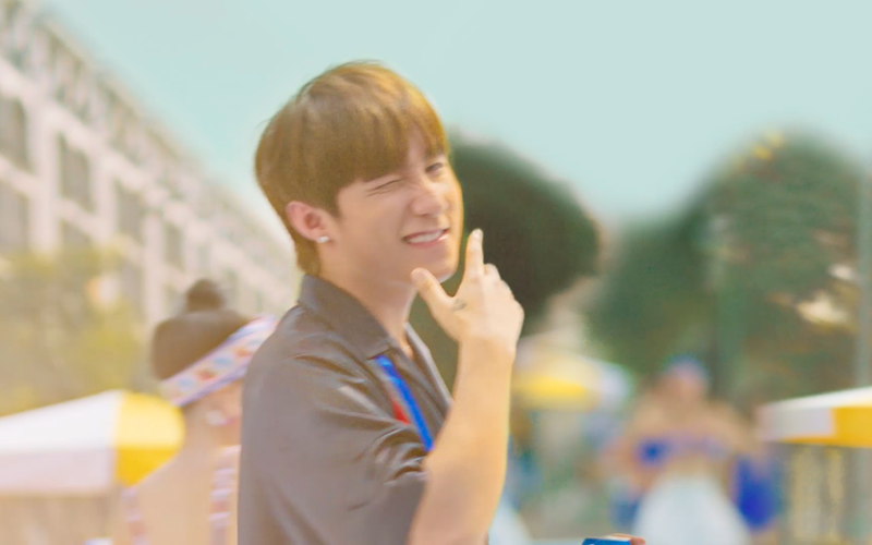 Không quên nhá hàng với nụ cười và cái nháy mắt chuẩn soái ca khiến các fan không khỏi “rụng tim”.