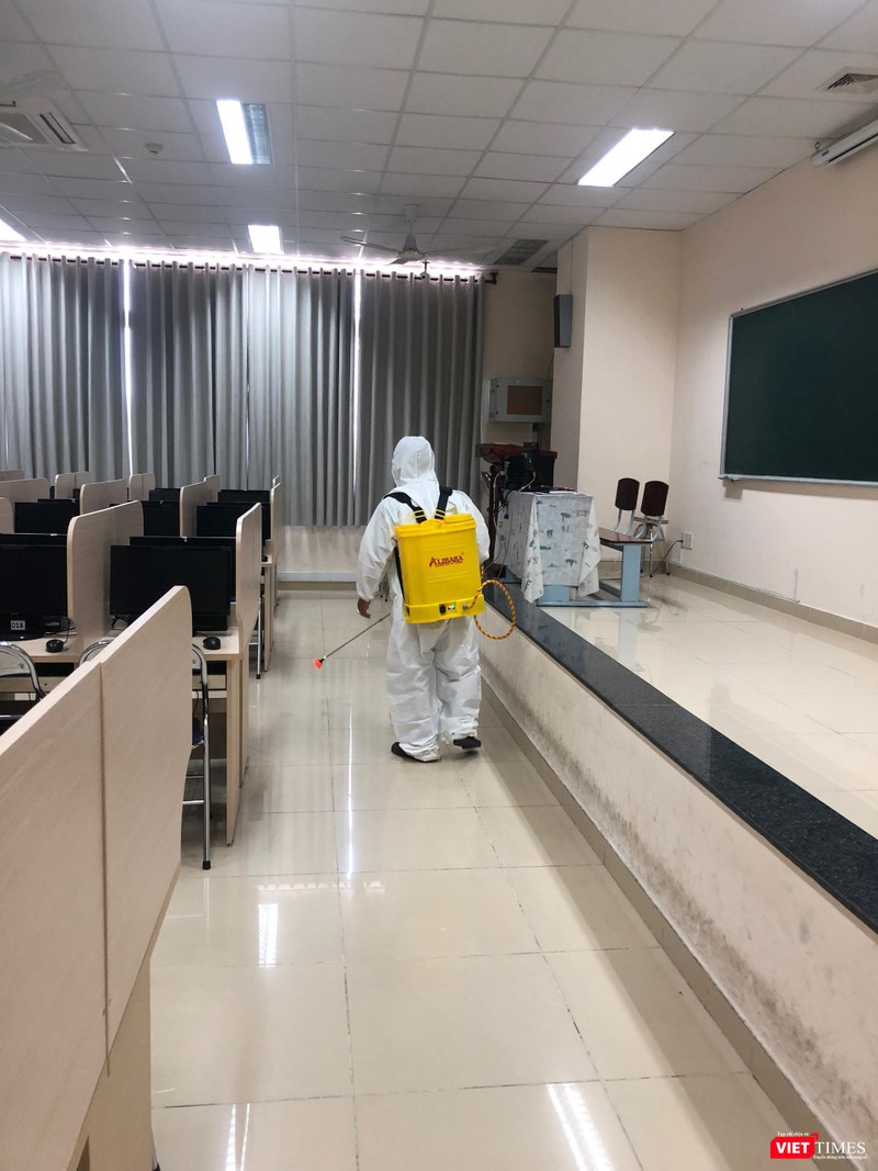Phun khử trùng giảng đường các trường Đại học trên địa bàn TP.HCM (Ảnh: ĐHY) 