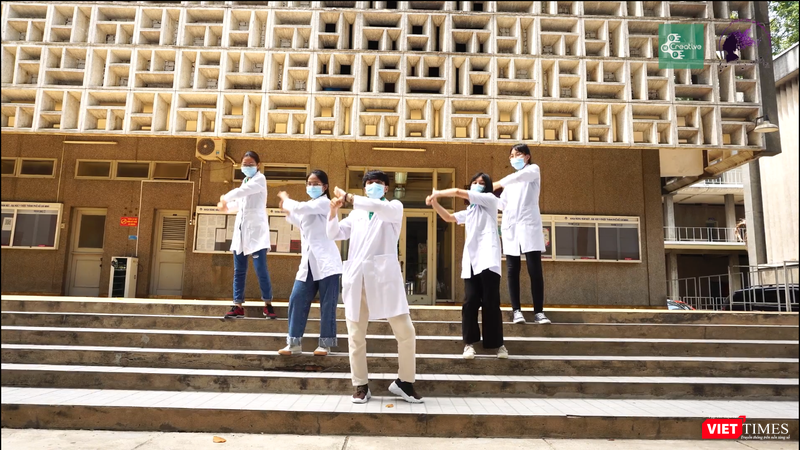 Sinh viên cổ vũ phòng chống COVID-10 theo nhạc trong bài "Ghen Cô Vy" của nhạc sĩ Khắc Hưng Nhạc trong bài