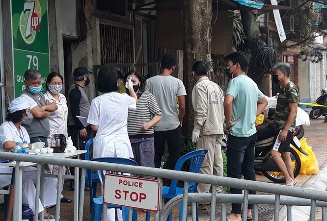 Kiểm tra sức khỏe người dân trong tuyến phố Trúc Bạch đang cách ly (Ảnh: Tam Ca) Kiểm tra sức khỏe người dân trong tuyến phố Trúc Bạch đang cách ly (Ảnh: Tam Ca)
