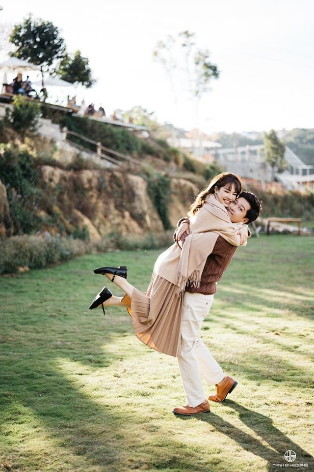 Nhã Phương, Trường Giang tình tứ trong bộ ảnh đôi nhân ngày Valentine (Ảnh: Mạnh Bi) 