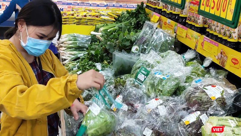 Người dân mua hàng tại Saigon Co.op Mart, một trong những điểm bình ổn giá (Ảnh: Hòa Bình)