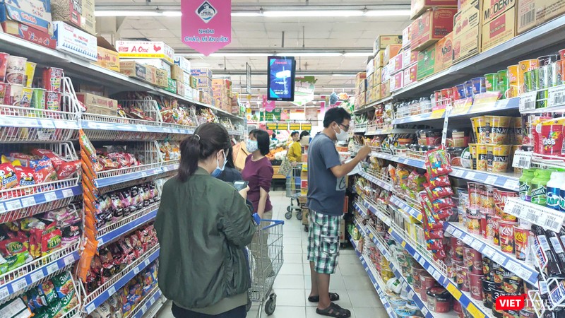 Người dân mua nhiều và tích trữ hàng khô vì lo sợ COVID-19 (Ảnh: Hòa Bình) 