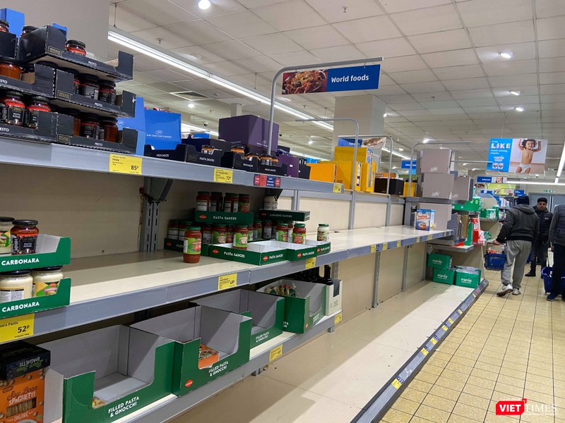 Nhiều quầy hàng tại các siêu thị ở Anh trống trơn nếu đi mua vào cuối ngày (Ảnh: NVCC) 