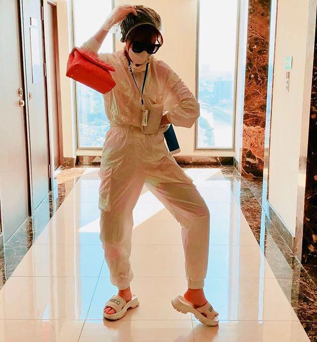 Hari Won ở trong nhà cũng lên đồ bảo vệ toàn thân chống dịch COVID-19? Hari Won ở trong phòng cũng lên đồ bảo vệ toàn thân chống dịch COVID-19?