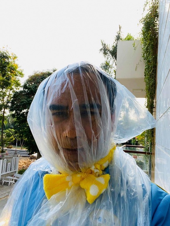 MC Quyền Linh với trang phục chống COVID-19 MC Quyền Linh với trang phục chống COVID-19