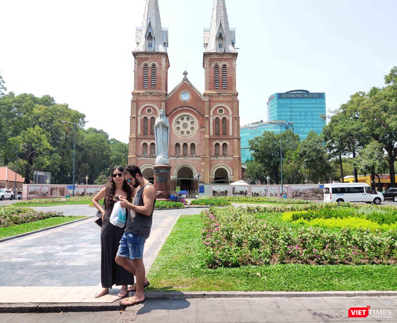 Khách du lịch tại TP.HCM chiều 16-3 vẫn còn nhiều người không đeo khẩu trang (Ảnh: Hòa Bình) 