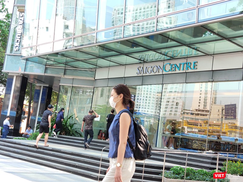 Người dân tuân thủ đeo khẩu trang khi đến Saigon Centre 