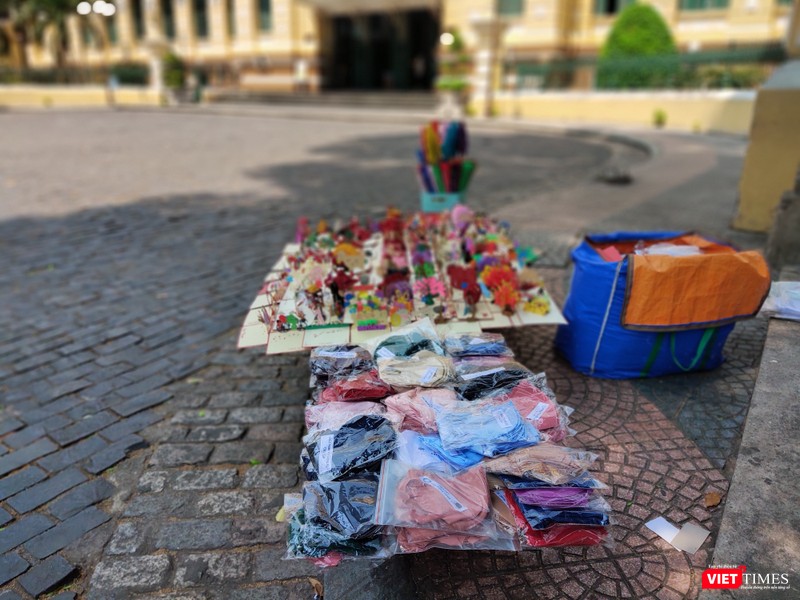 Khẩu trang bày bán cho khách du lịch ngay ngoài cửa Bưu điện Trung tâm