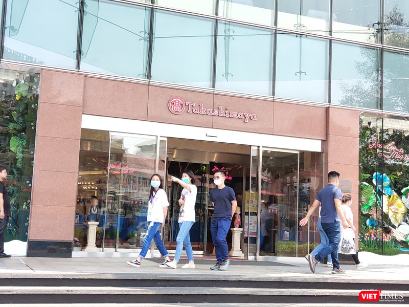 Khách Việt đến các trung tâm thương mại lớn tại TP.HCM đều đeo khẩu trang 