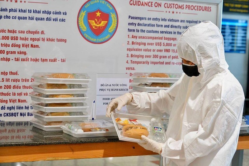 Cung cấp suất ăn cho hành khách chờ nhập cảnh tại Nội Bài (Ảnh- Báo GT)