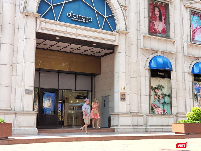 Người nước ngoài đến Trung tâm Thương mại Diamon Plaza chưa chịu đeo khẩu trang (Ảnh: Hòa Bình) 