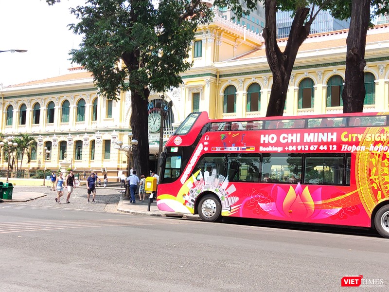 Ghé thăm Bưu điện Trung tâm, còn một số du khách chưa hợp tác đeo khẩu trang phòng dịch (Ảnh: Hòa Bình) 