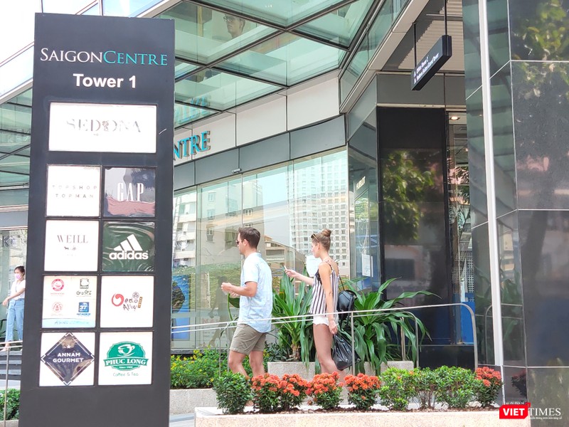 Đến Trung tâm Thương mại Saigon Centre vẫn còn những người nước ngoài chưa đeo khẩu trang (Ảnh: Hòa Bình) 