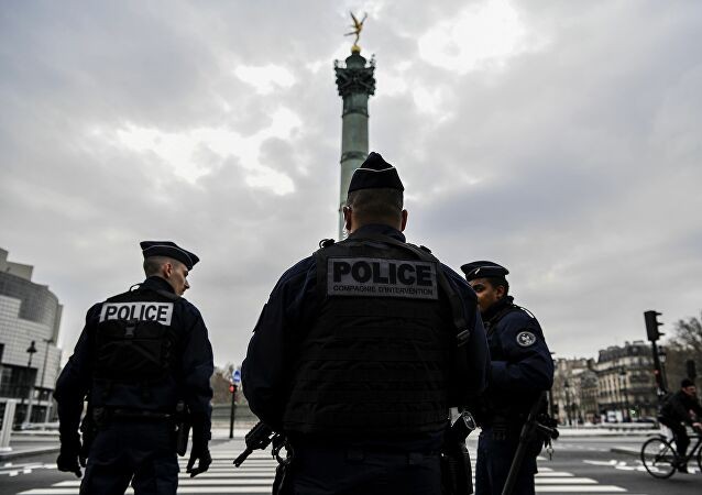 Trên đường phố chỉ còn lại các cảnh sát Pháp làm nhiệm vụ (Ảnh: Sputnik France) Trên đường phố chỉ còn lại các cảnh sát Pháp làm nhiệm vụ (Ảnh: Sputnik France)