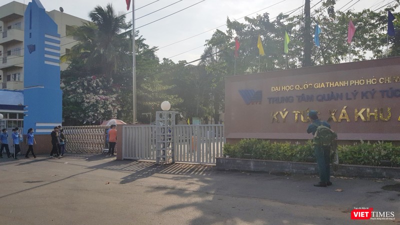 Từ đêm qua và sáng nay, lực lượng chức năng đã phong tỏa toàn bộ khu vực KTX để làm nhiệm vụ Từ đêm qua và sáng nay, lực lượng chức năng đã phong tỏa toàn bộ khu vực KTX để làm nhiệm vụ