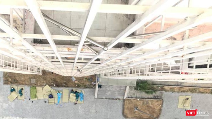 Bức ảnh gây xúc động chụp các tình nguyện viên đã thức xuyên đêm để giúp thu dọn, sắp xếp ổn định Khu cách ly tại KTX (Ảnh: Ban Quản lý KTX ĐHQG cung cấp) Bức ảnh gây xúc động chụp các tình nguyện viên đã thức xuyên đêm để giúp thu dọn, sắp xếp ổn định Khu cách ly tại KTX (Ảnh: Ban Quản lý KTX ĐHQG cung cấp)