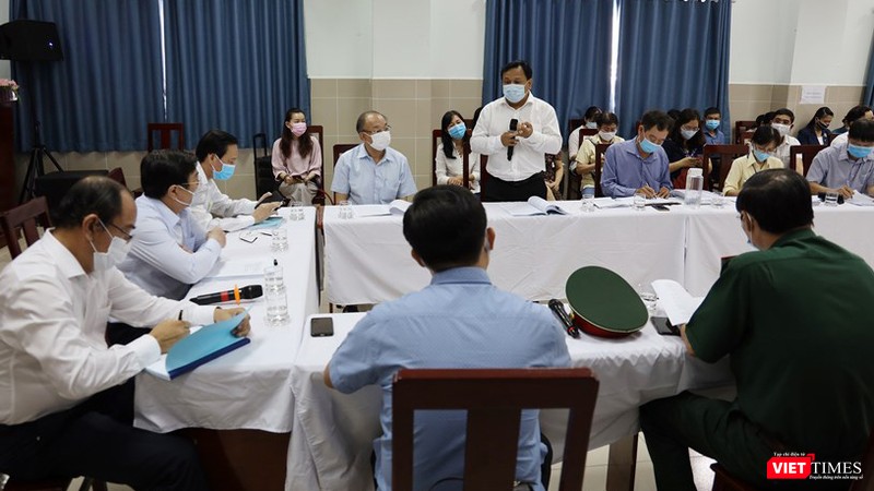 Đại diện UBND quận 11 báo cáo tình hình với đoàn làm việc