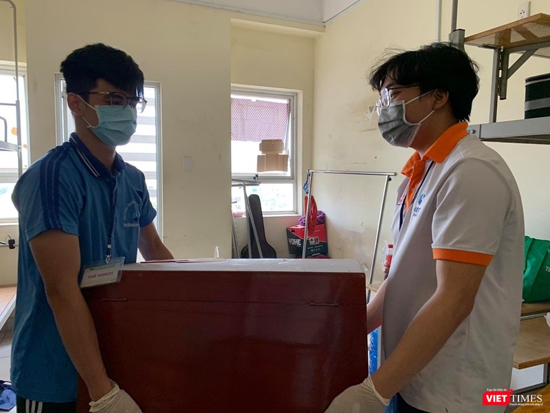 SV tình nguyện ĐHQG TP.HCM giúp thu dọn đồ đạc (Ảnh do Ban quản lý KTX cung cấp) SV tình nguyện ĐHQG TP.HCM giúp thu dọn đồ đạc (Ảnh do Ban quản lý KTX cung cấp)