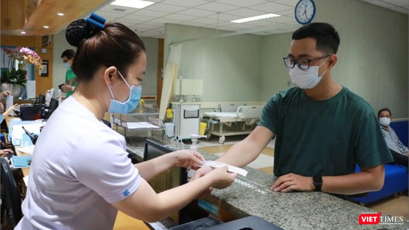 Người bệnh đeo vòng tay nhận diện sau khi đã sàng lọc