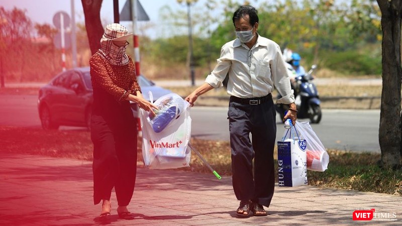 Người nhà tiếp tế cho thân nhân đang cách ly (Ảnh: BQL KTX ĐHQG cung cấp) Người nhà tiếp tế cho thân nhân đang cách ly (Ảnh: BQL KTX ĐHQG cung cấp)