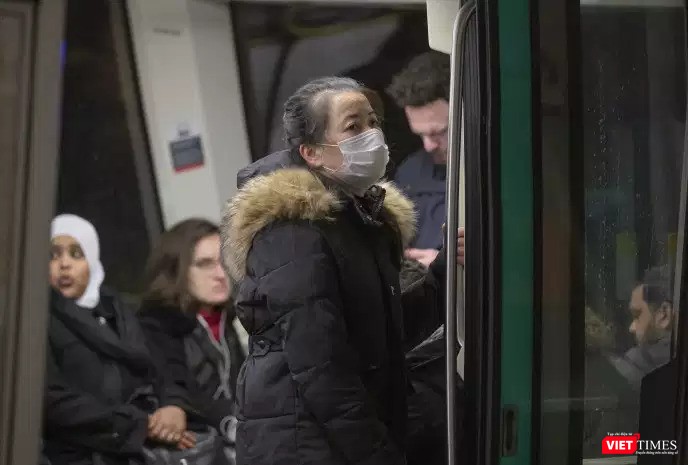 Người châu Á lên tàu điện ở Paris đeo khẩu trang sẽ bị kỳ thị (Ảnh: Le Monde)