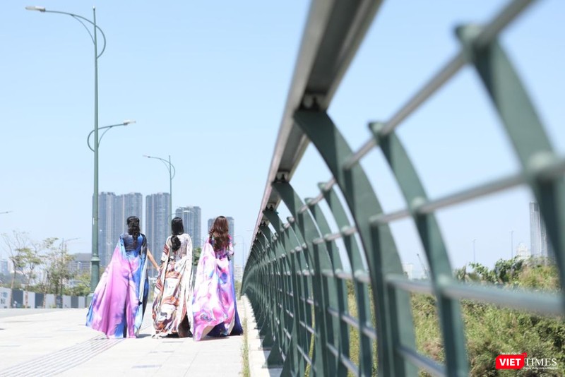 Đẹp lộng lẫy trong áo dài Việt Hùng, các ca sĩ thả dáng trên phố vắng Đẹp lộng lẫy trong áo dài Việt Hùng, các ca sĩ thả dáng trên phố vắng