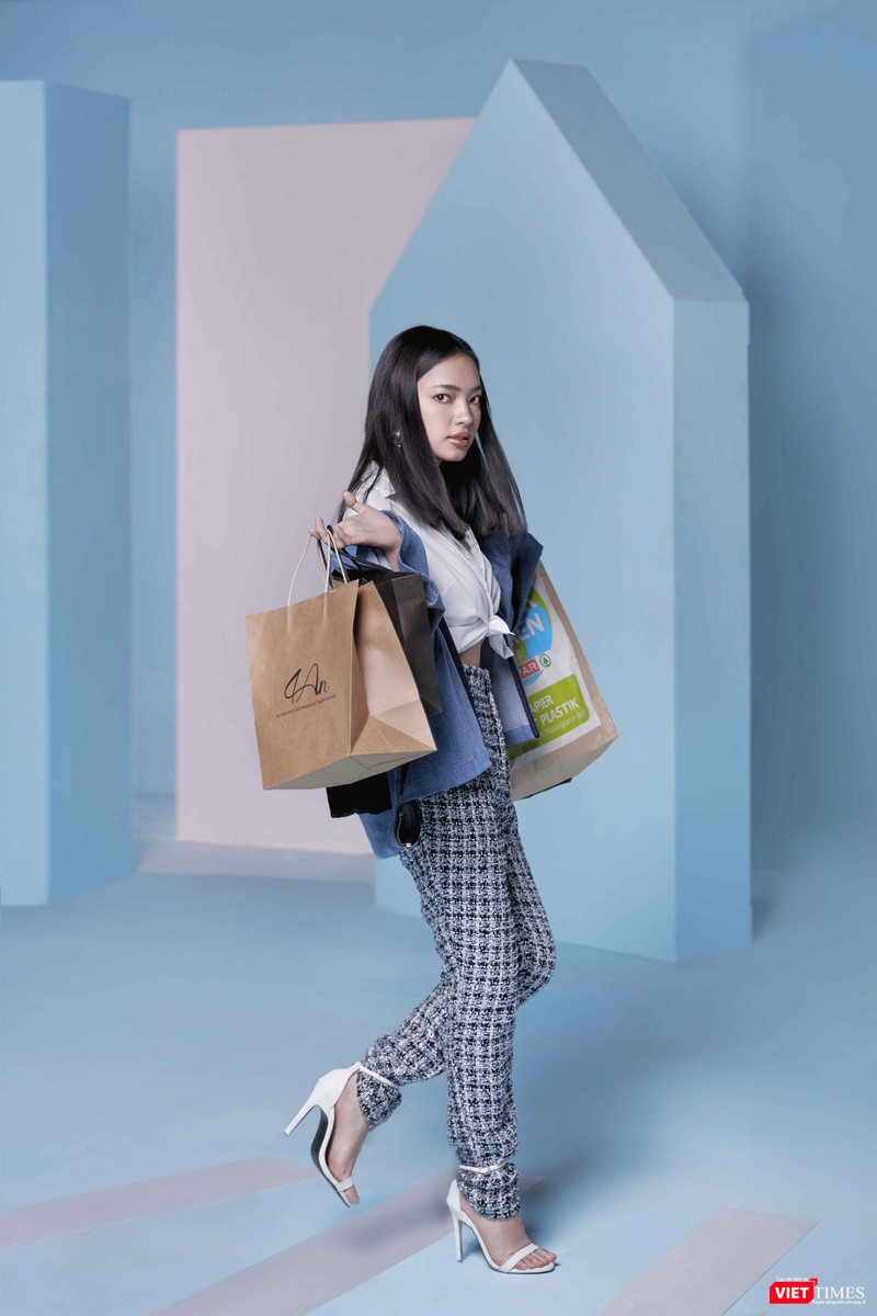 “Chiếc áo này sẽ khiến bạn từ bất ngờ này đến ngạc nhiên khác, nhưng tạm thời Châu chưa thể tiết lộ được”, Châu Bùi chia sẻ (Ảnh: NTK Tom Trandt)