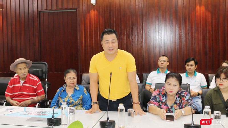 Diễn viên Lý Hùng thay mặt gia đình phát biểu trong buổi trao tặng 