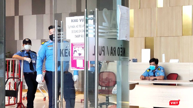 Khu căn hộ cao cấp là nơi cư trú của hai bệnh nhân số 97, 98 tại Quận 4 cũng đã được cách ly tháp A1 (Ảnh: Hòa Bình) 