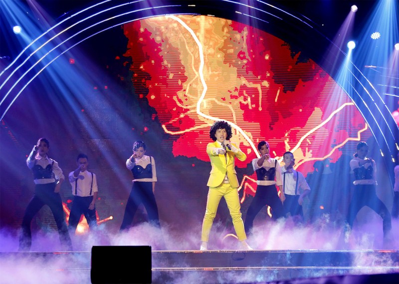 Ca sĩ Y Thanh biểu diễn trên sân khấu Việt 