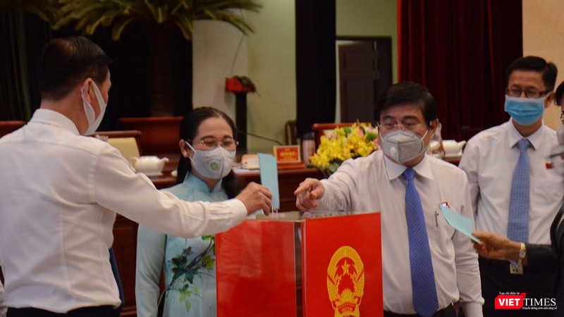 Đại biểu bỏ phiếu bầu bổ sung các chức danh tại Kỳ họp bất thường (Ảnh: TTBC) 