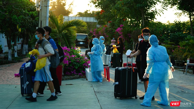 Lãnh đạo TP.HCM lên phương án giải tỏa cách ly cho hàng ngàn người được trở về nhà trong tuần này (Ảnh: Phạm Nguyễn) 