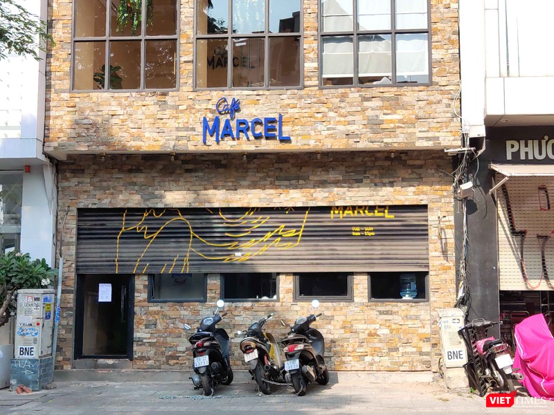 Hàng quán đóng cửa im lìm