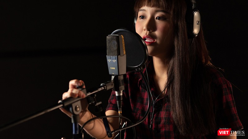 Han Sara tham gia MV cùng đồng nghiệp 