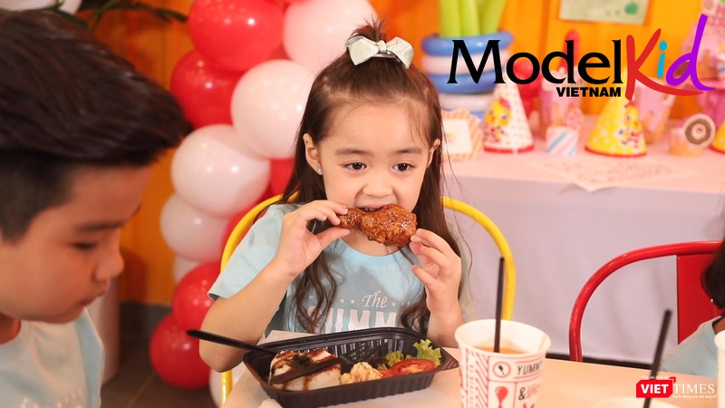 Các bé say sưa thưởng thức món gà 