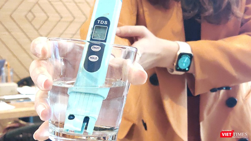 Một thiết bị đơn giản để đo tổng lượng chất rắn trong nước, là một chỉ số quan trọng người dùng cần lưu ý (Ảnh: Hòa Bình) Cách đo tổng lượng chất rắn hòa tan trong nước (Ảnh: Hòa Bình)