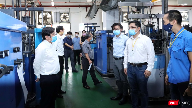 Chủ tịch UBND TP.HCM kiểm tra công tác phòng dịch Khu chế xuất 56.000 công nhân