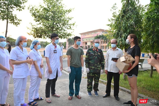 Võ Hoàng Yến đại diện trao tặng 61 triệu đồng cho cán bộ Khu cách ly