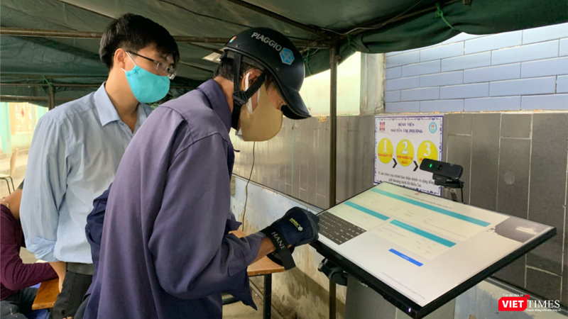 BV yêu cầu mọi người phải sát trùng tay trước và sau khai báo y tế (Ảnh: SYT)