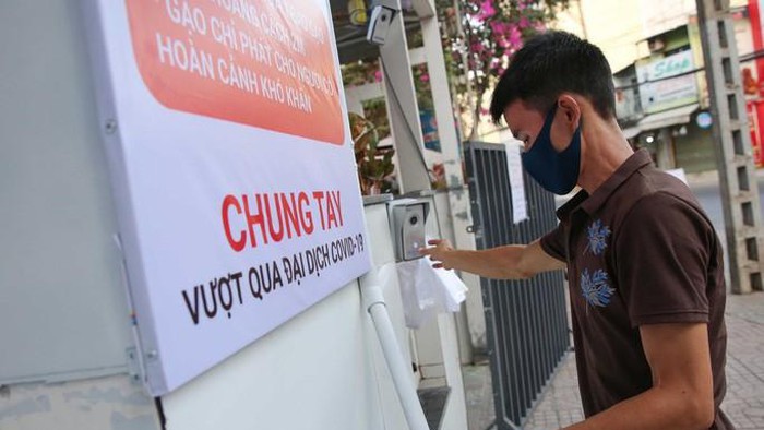 Cha đẻ “ATM gạo” chế tạo thiết bị thông minh “ATM khẩu trang” tặng người nghèo ảnh 4 Gạo sạch cho người bán vé số, máy phát gạo tự động thông minh, giảm tiếp xúc