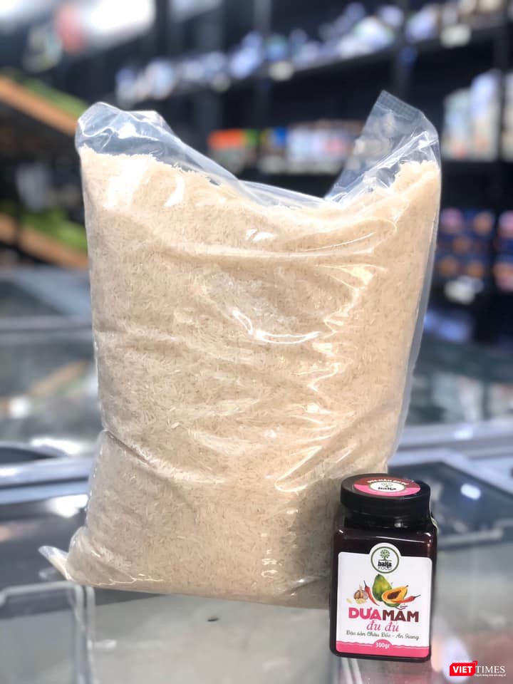 Gạo sạch và dưa mắm tặng người bán vé số của BaKa (Ảnh: Hòa Bình)