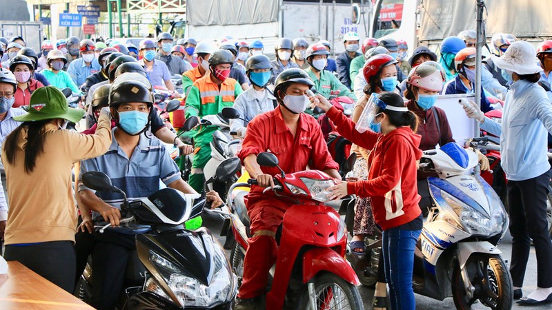 Khẩn cấp yêu cầu thực hiện nghiêm giãn cách xã hội ảnh 2 Bến phà quá đông người, không thể cách nhau 2m để phòng dịch COVID-19