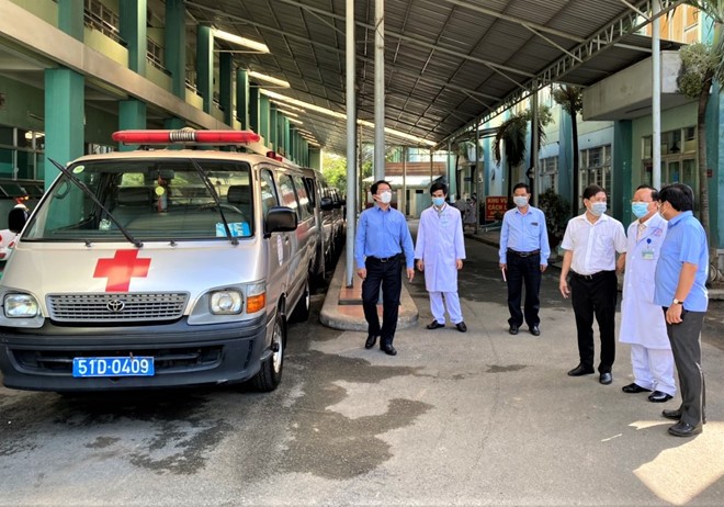 Lãnh đạo UBND quận Bình Tân kiểm tra công tác phòng chống dịch tại Bệnh viện quận Bình Tân (Ảnh: Nguyên Vũ)