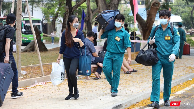 Nhiều người chia sẻ họ cảm thấy vô cùng may mắn khi được trở về Tổ quốc (Ảnh: Đình Nguyên) 