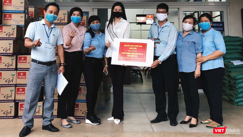 Hoa hậu Khánh Vân tặng 2 tấn gạo, 200 thùng mì giúp người nghèo vượt dịch COVID-19