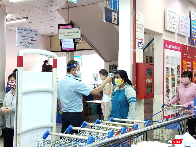 Người dân đi siêu thị đều phải đeo khẩu trang và đo thân nhiệt Người dân đi siêu thị đều phải đeo khẩu trang và đo thân nhiệt
