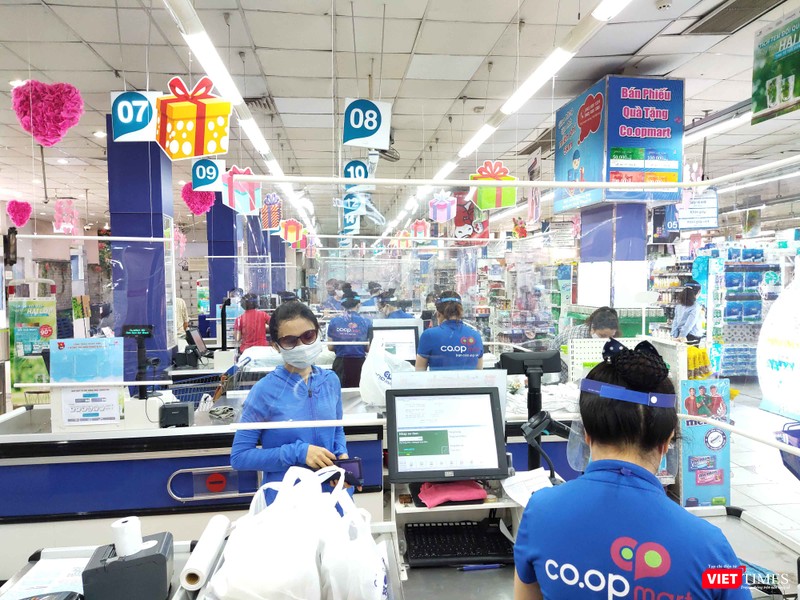 Nhân viên bán hàng được mang trang phục bảo hộ phòng, chống COVID-19 Nhân viên bán hàng được mang trang phục bảo hộ